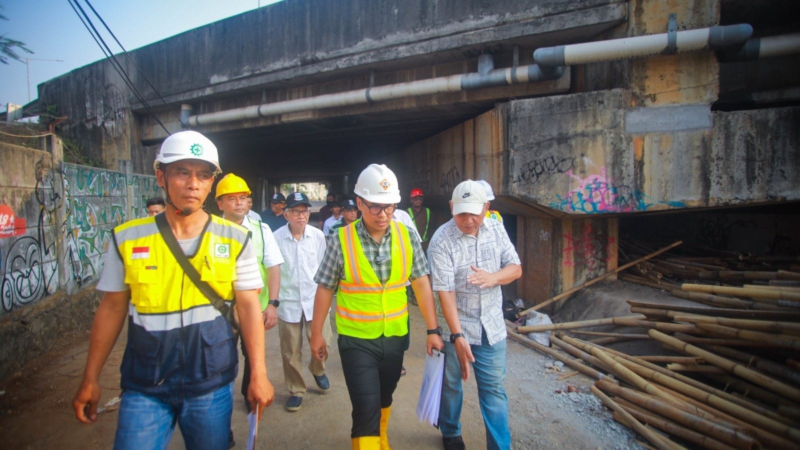 Pemkot Tangsel membangun turap dan jalan inspeksi di Bukit Nusa Indah untuk mendukung penanganan banjir di Ciputat.