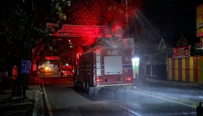 Pemkot Tangsel mengerahkan Damkar, TNI-Polri dan tim gabungan untuk menangani endapan abu vulkanik Anak Krakatau.