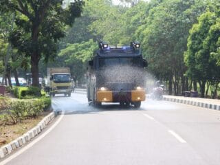 Gunung Anak Krakatau erupsi, Polresta Tangerang mengerahkan water cannon untuk membersihkan abu vulkanik di sejumlah ruas jalan.
