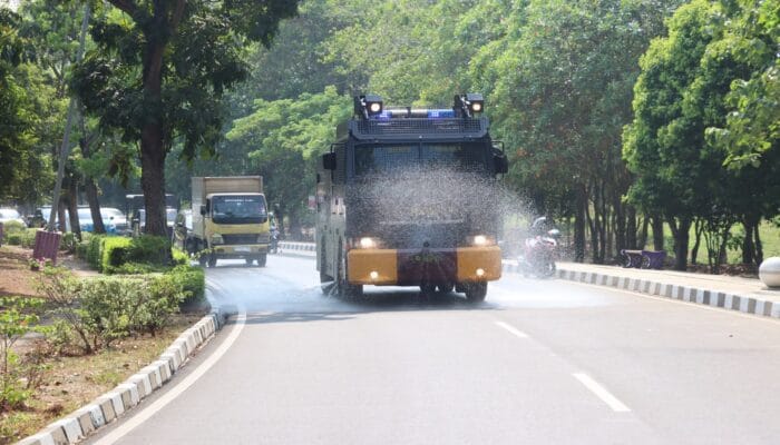 Gunung Anak Krakatau erupsi, Polresta Tangerang mengerahkan water cannon untuk membersihkan abu vulkanik di sejumlah ruas jalan.