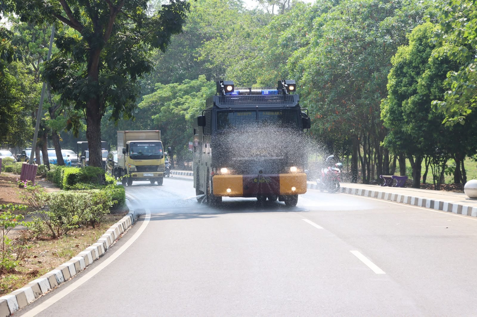 Gunung Anak Krakatau erupsi, Polresta Tangerang mengerahkan water cannon untuk membersihkan abu vulkanik di sejumlah ruas jalan.