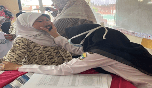 SDIT Cahaya La Royba menggelar pemeriksaan kesehatan siswa dengan melibatkan Mahasiswa PLP Integratif Kelompok 40.