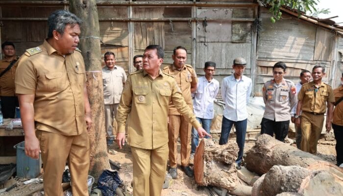 Pohon kedondong tumbang menimpa rumah warga Teluknaga hingga menewaskan seorang anak. Bupati Maesyal Rasyid turun tangan.