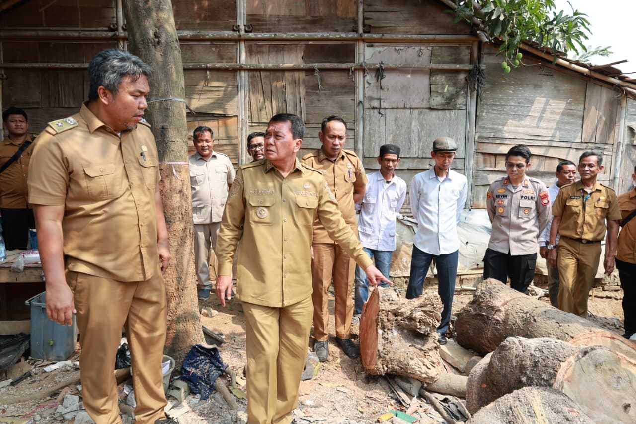 Pohon kedondong tumbang menimpa rumah warga Teluknaga hingga menewaskan seorang anak. Bupati Maesyal Rasyid turun tangan.