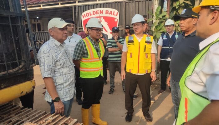 Pilar Saga Ichsan memastikan pembangunan turap di Tangsel berjalan sesuai target untuk mencegah longsor dan banjir.