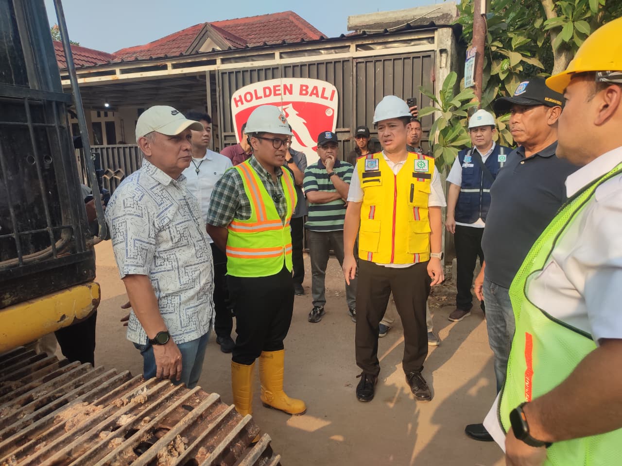 Pilar Saga Ichsan memastikan pembangunan turap di Tangsel berjalan sesuai target untuk mencegah longsor dan banjir.