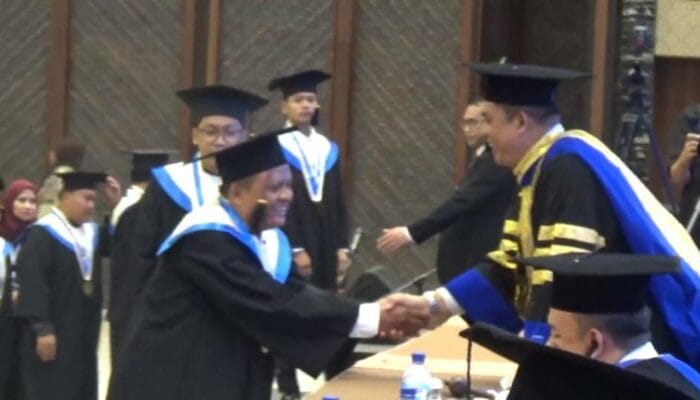 Sebanyak 3.038 wisudawan UMT mendapat pesan Rektor Warsito untuk terus belajar, beradaptasi, menjaga integritas dan memperkuat soft skill.