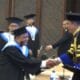 Sebanyak 3.038 wisudawan UMT mendapat pesan Rektor Warsito untuk terus belajar, beradaptasi, menjaga integritas dan memperkuat soft skill.