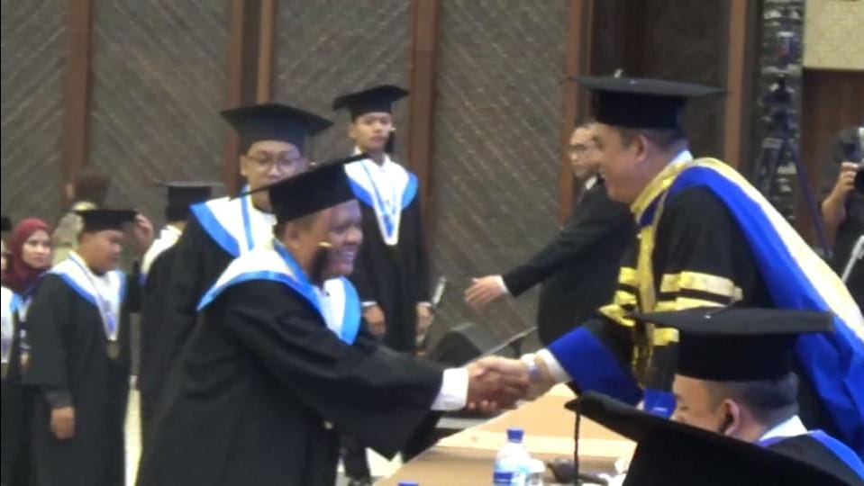 Sebanyak 3.038 wisudawan UMT mendapat pesan Rektor Warsito untuk terus belajar, beradaptasi, menjaga integritas dan memperkuat soft skill.