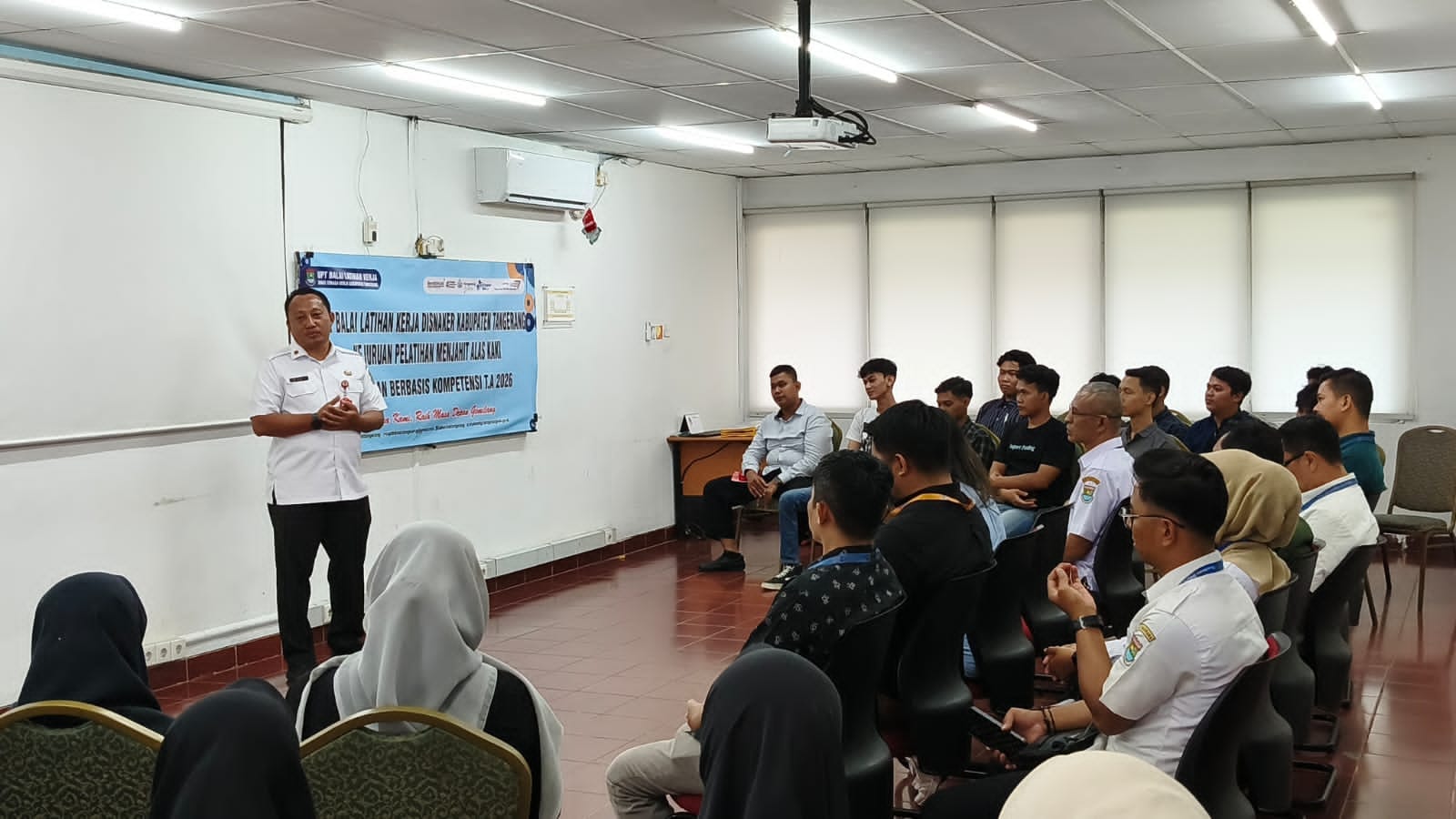 BLK Tangerang dan PT ADIS berkolaborasi mencetak tenaga kerja terampil melalui pelatihan langsung di industri sepatu secara gratis.
