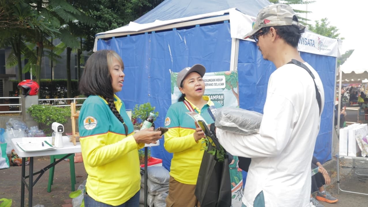 DLH Tangsel mendorong penghijauan dari rumah melalui program penukaran sampah plastik dengan bibit tanaman di CFD BSD.