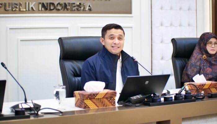 IHSG anjlok 8,01 persen hingga memicu trading halt. Habib Idrus meminta OJK membenahi pasar modal dan memperkuat perlindungan investor.