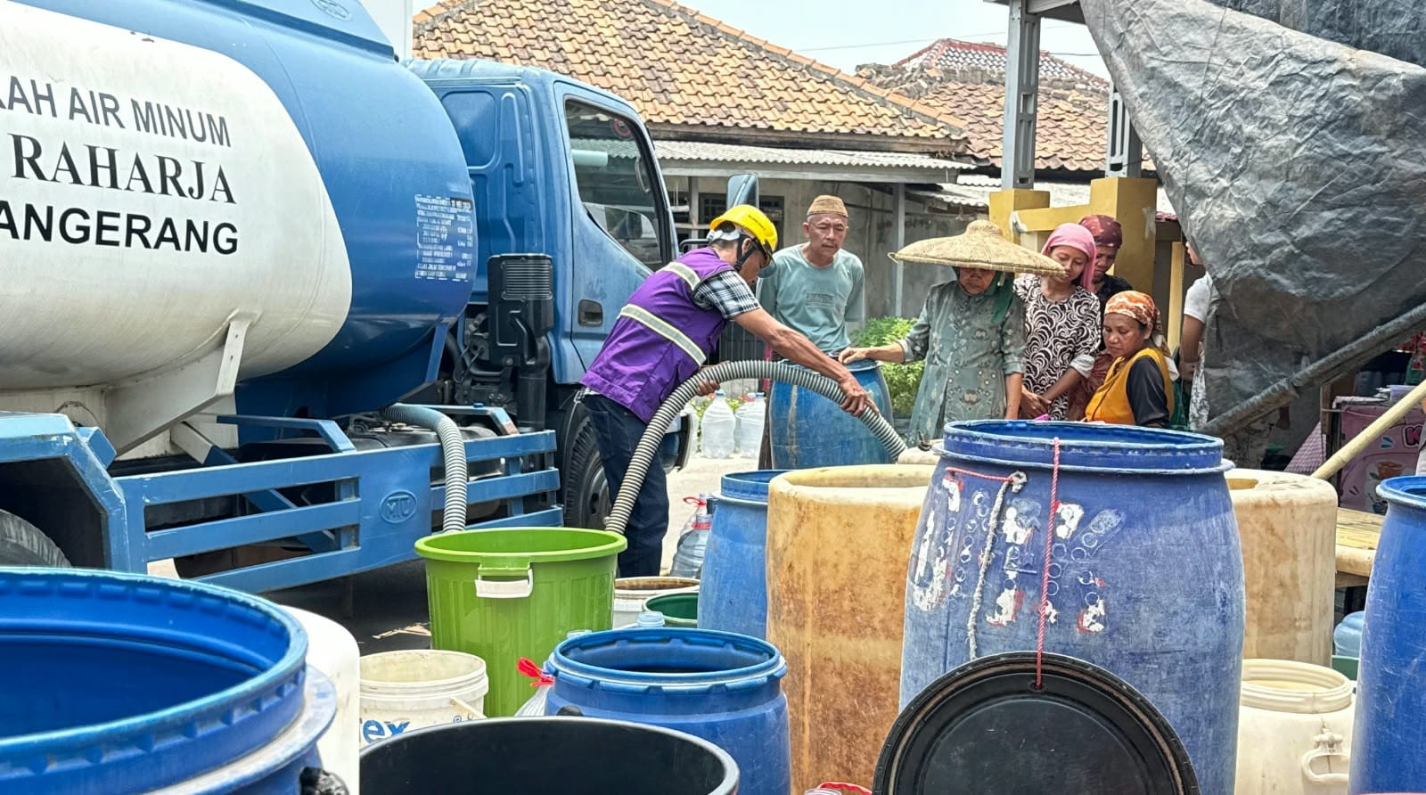Perumdam TKR salurkan lebih dari 2,5 juta liter air bersih untuk membantu warga Kabupaten Tangerang terdampak kekeringan akibat kemarau panjang.