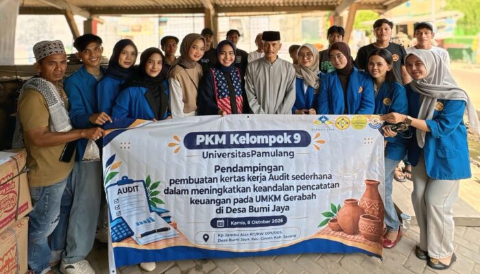 Mahasiswa Akuntansi UNPAM Serang menerapkan ilmu di lapangan dengan mendampingi UMKM Gerabah Bumi Jaya memperkuat pencatatan keuangan usaha.