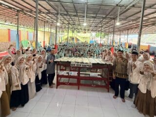 PLP 34 UIN Banten Serahkan Bank Sampah ke MIN 1 Cilegon, Dorong Kepedulian Lingkungan