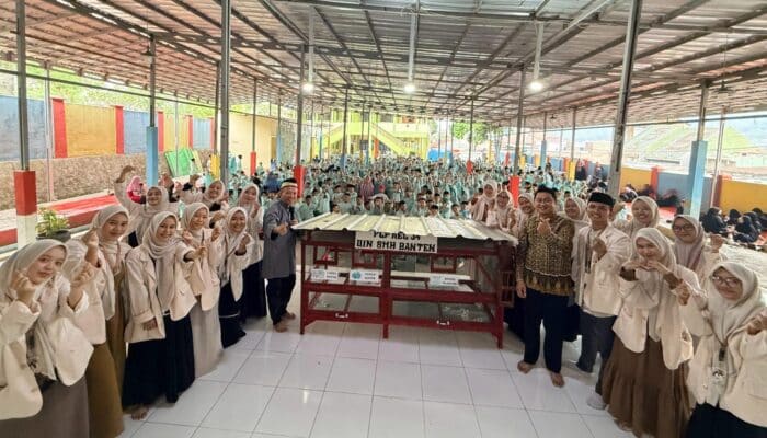 PLP 34 UIN Banten menyerahkan bank sampah kepada MIN 1 Cilegon untuk menumbuhkan kepedulian lingkungan dan membangun budaya peduli sampah sejak dini.