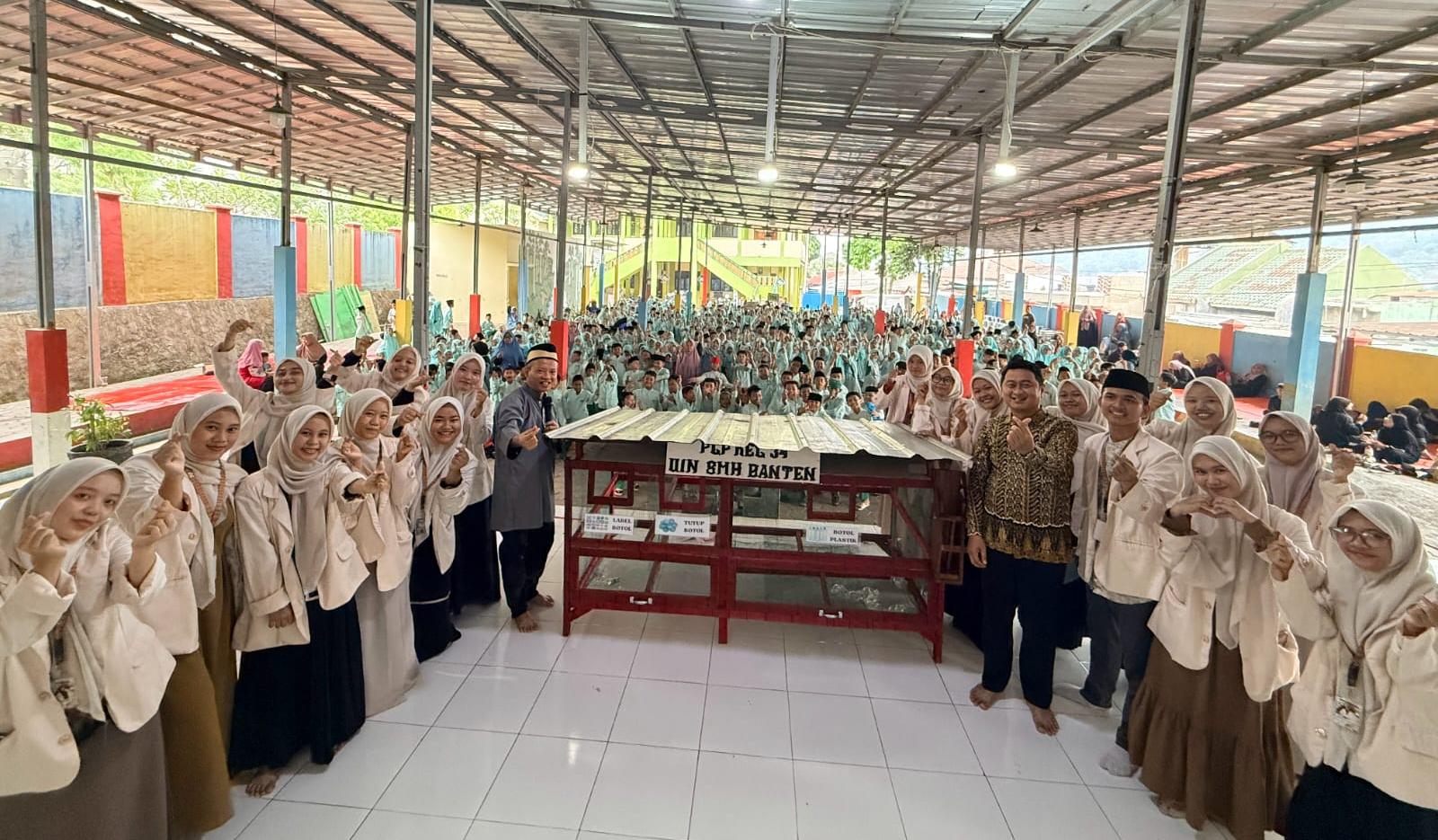 PLP 34 UIN Banten menyerahkan bank sampah kepada MIN 1 Cilegon untuk menumbuhkan kepedulian lingkungan dan membangun budaya peduli sampah sejak dini.