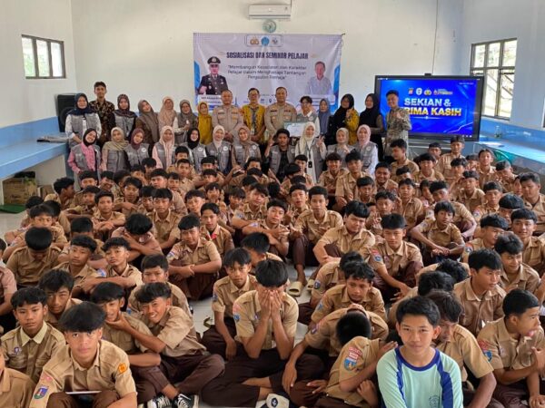Mahasiswa PLP UIN Banten Gandeng Polisi Edukasi Pelajar SMPN 2 Pandeglang soal Kenakalan Remaja