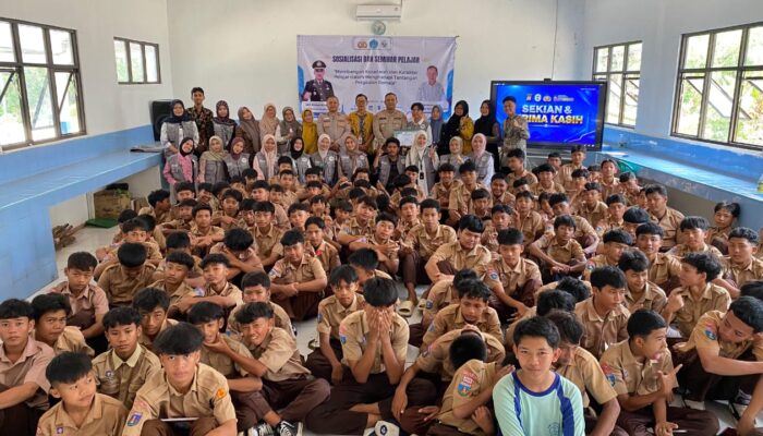 Mahasiswa PLP UIN Banten bersama kepolisian mengedukasi siswa SMPN 2 Pandeglang tentang kenakalan remaja dan penguatan karakter pelajar.