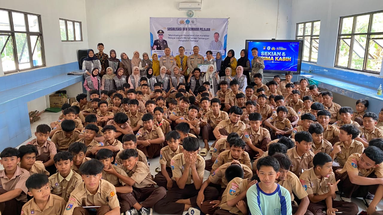 Mahasiswa PLP UIN Banten bersama kepolisian mengedukasi siswa SMPN 2 Pandeglang tentang kenakalan remaja dan penguatan karakter pelajar.