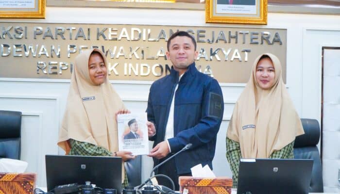 Habib Idrus mendorong generasi muda memahami politik, mengenal fungsi DPR, menjaga hafalan Al-Qur’an, dan membangun karakter berintegritas.