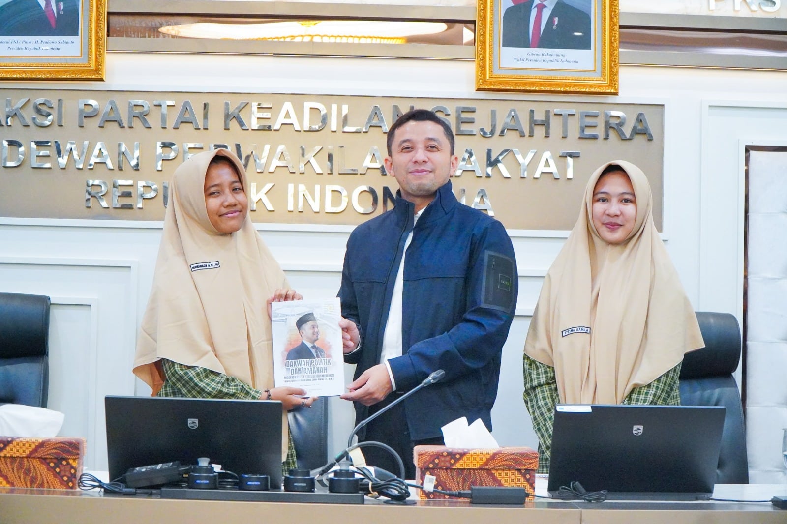 Habib Idrus mendorong generasi muda memahami politik, mengenal fungsi DPR, menjaga hafalan Al-Qur’an, dan membangun karakter berintegritas.