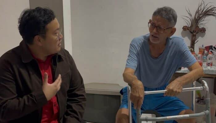 Abe menyambangi Beny, warga Bonang yang rumahnya roboh dimakan rayap, serta menyerahkan bantuan untuk meringankan beban keluarganya.