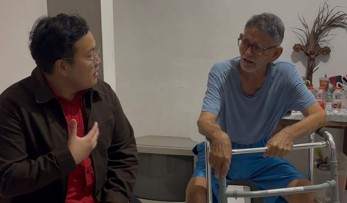 Abe menyambangi Beny, warga Bonang yang rumahnya roboh dimakan rayap, serta menyerahkan bantuan untuk meringankan beban keluarganya.