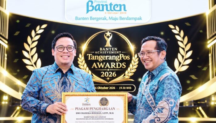 Dwi Chandra Budiman, Sekcam Kelapa Dua, meraih Tokoh Inspiratif Banten TangerangPos Awards 2026 atas kontribusinya dalam keterbukaan informasi publik.