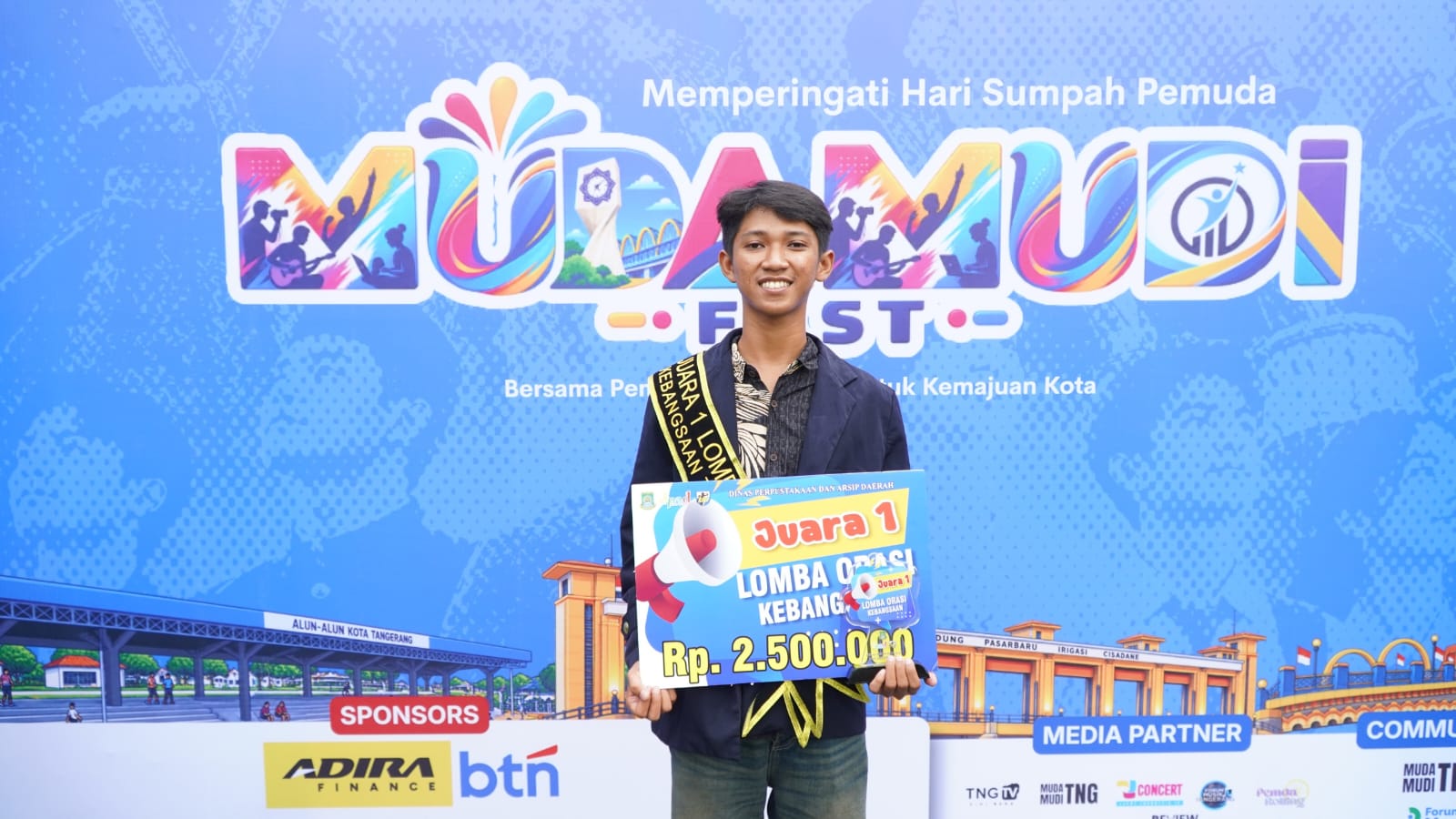 Nevio Zabry Rezyidco, mahasiswa UMT, meraih juara 1 orasi kebangsaan Kota Tangerang dengan mengangkat isu demokrasi dan aspirasi rakyat.