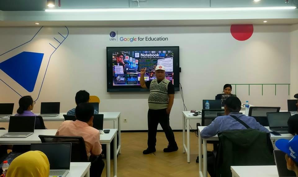 Workshop AI di UMN, Indiwan Seto membagikan strategi pemanfaatan AI secara efektif, etis, dan kritis untuk meningkatkan produktivitas.