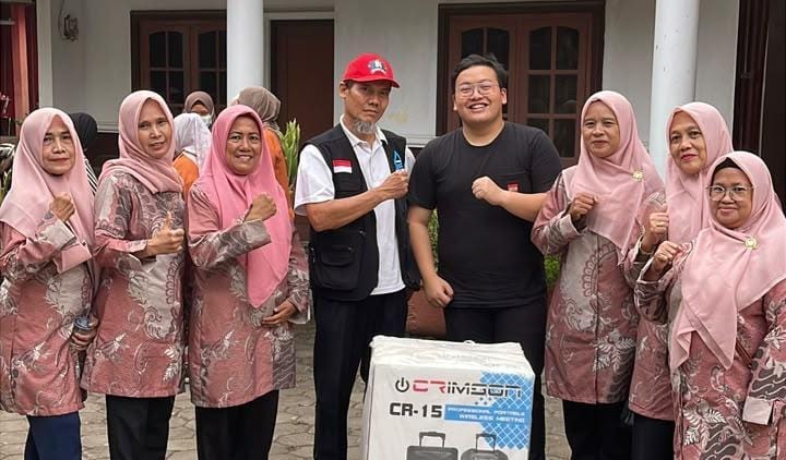 Abraham Garuda Laksono maknai Sumpah Pemuda dengan menyalurkan bantuan untuk 8 posyandu dan air bersih bagi 150 KK di Tangerang.