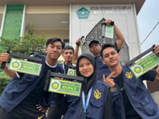Mahasiswa PLP UIN Banten Tata Ulang Identitas Ruangan MAN 1 Pandeglang