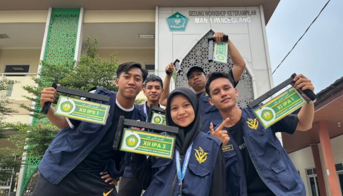 Mahasiswa PLP UIN Banten menghadirkan label nama ruangan berbahasa Arab dan Indonesia untuk meningkatkan kerapian MAN 1 Pandeglang.