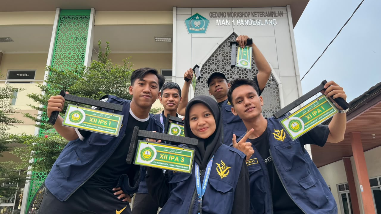 Mahasiswa PLP UIN Banten menghadirkan label nama ruangan berbahasa Arab dan Indonesia untuk meningkatkan kerapian MAN 1 Pandeglang.