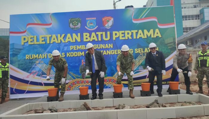 Benyamin Davnie meletakkan batu pertama pembangunan Makodim 0511 Tangsel yang disiapkan untuk mendukung kebutuhan organisasi TNI AD.