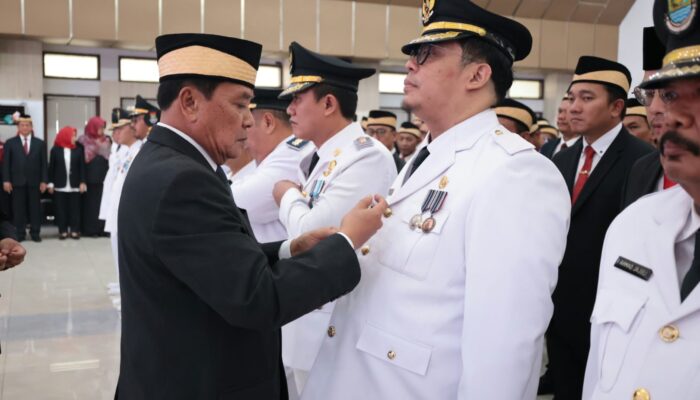 Maesyal Rasyid melantik 362 PNS Kabupaten Tangerang, disertai penempatan baru sejumlah camat dan sekretaris kecamatan.
