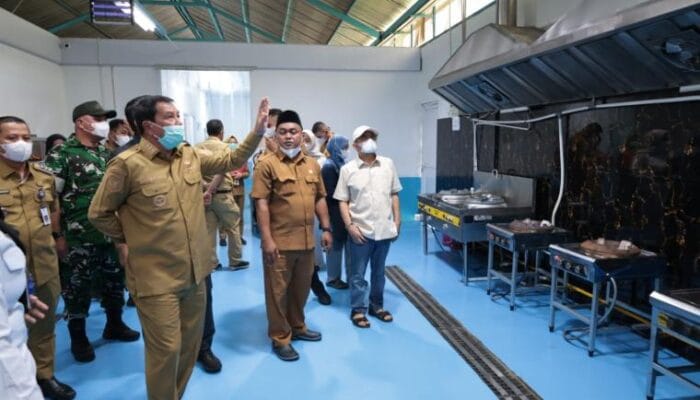 SPPG Parahu 2 melayani sekitar 2.500 penerima MBG. Bupati Maesyal Rasyid turut memantau proses distribusi makanan.
