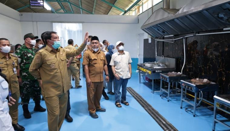 SPPG Parahu 2 melayani sekitar 2.500 penerima MBG. Bupati Maesyal Rasyid turut memantau proses distribusi makanan.