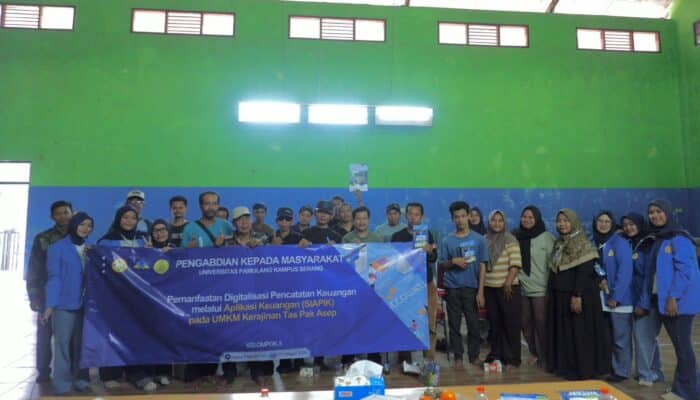 Mahasiswa Unpam mengenalkan aplikasi SIAPIK untuk membantu UMKM Kadugenep mencatat keuangan usaha secara digital dan teratur.