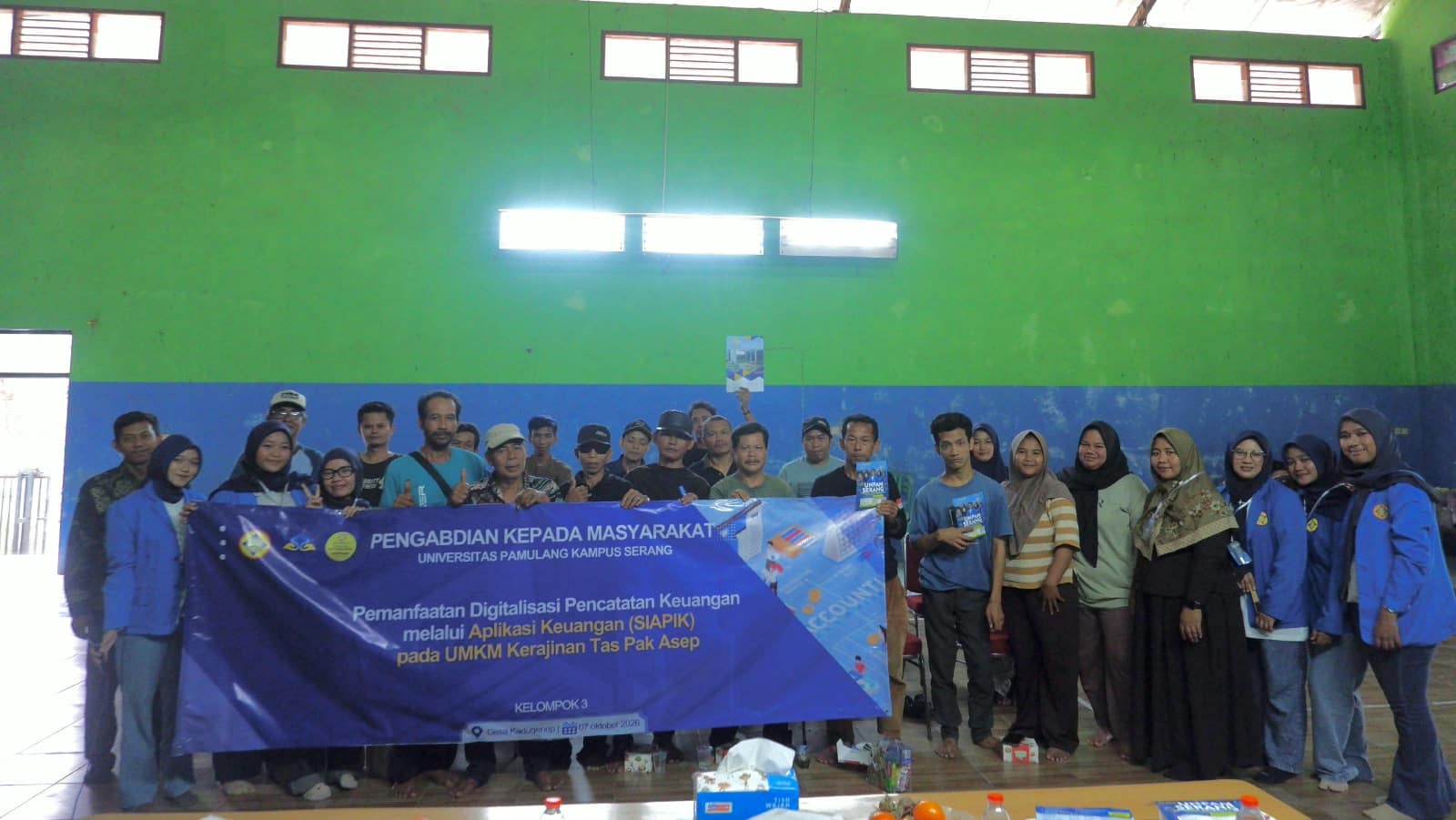 Mahasiswa Unpam mengenalkan aplikasi SIAPIK untuk membantu UMKM Kadugenep mencatat keuangan usaha secara digital dan teratur.