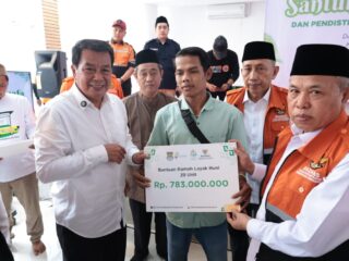 Bupati Maesyal Rasyid Dorong Warga Mandiri Lewat Bantuan Gerobak dan Modal Usaha