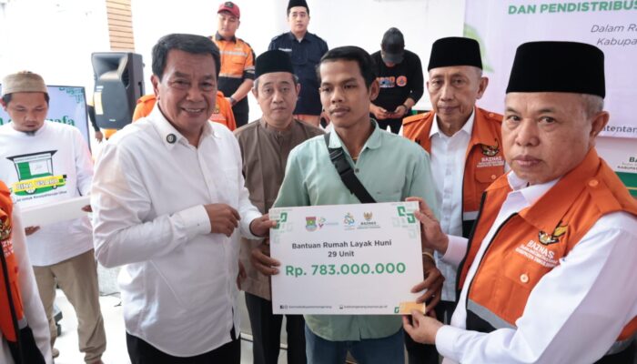 Bupati Maesyal Rasyid mendorong kemandirian ekonomi warga melalui bantuan 80 gerobak usaha dan modal Rp1 juta per penerima.