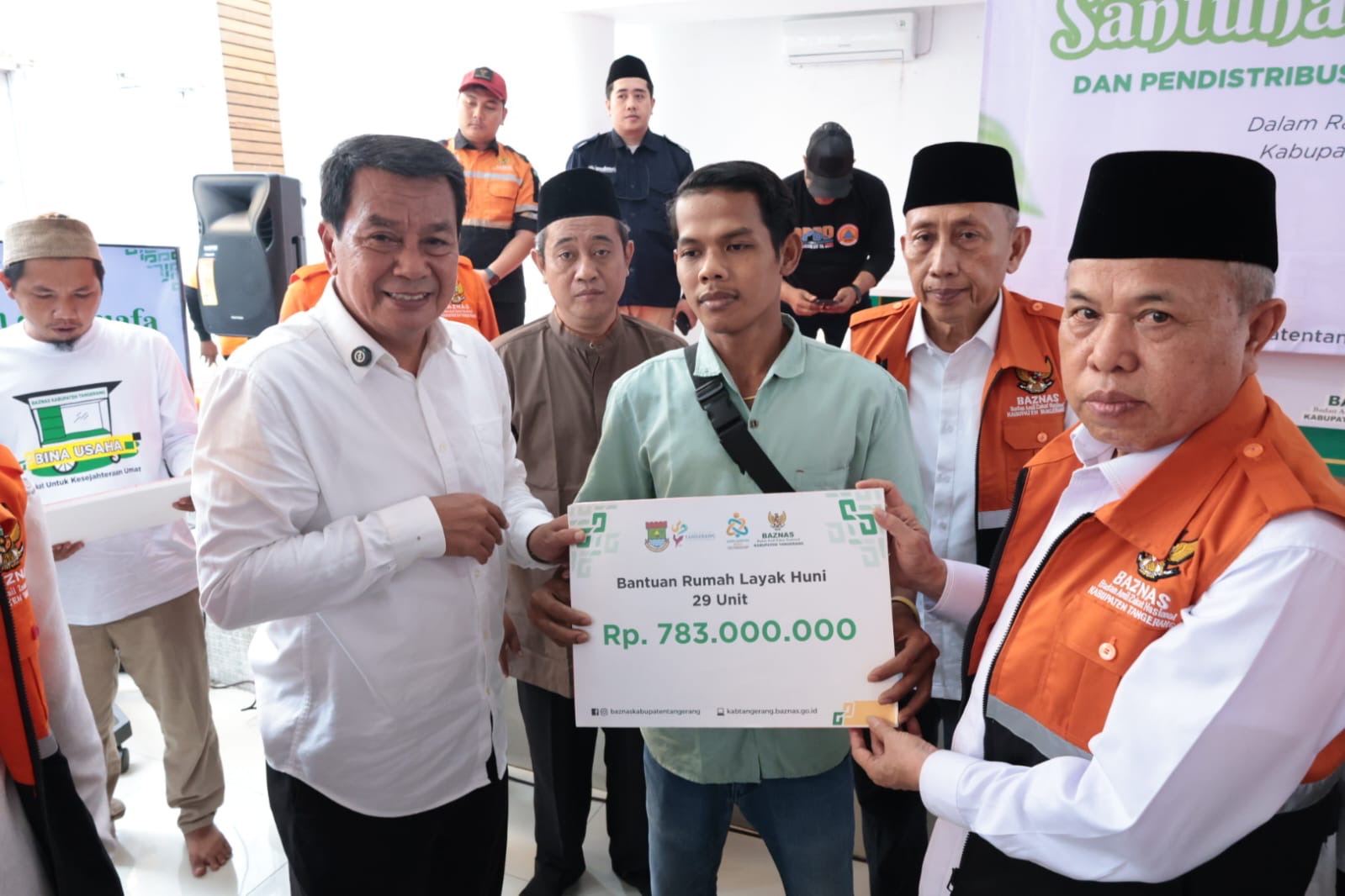 Bupati Maesyal Rasyid mendorong kemandirian ekonomi warga melalui bantuan 80 gerobak usaha dan modal Rp1 juta per penerima.