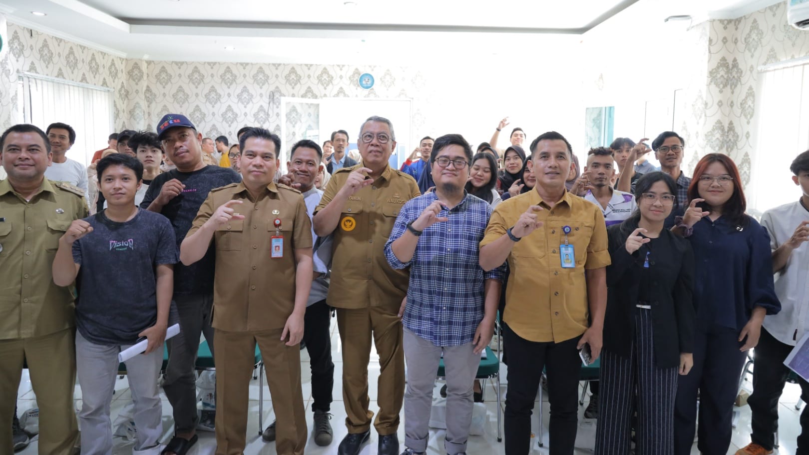 Diskominfo Tangsel mengingatkan anak dan pemuda agar bijak bermedia sosial, menyaring informasi, serta menjaga etika digital.