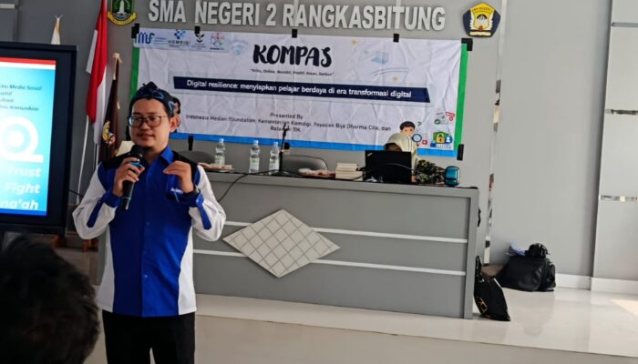 Relawan TIK Banten dan Indonesia Median Foundation mengajak siswa SMAN 2 Rangkasbitung mengenali konten AI dan menggunakannya secara bijak.
