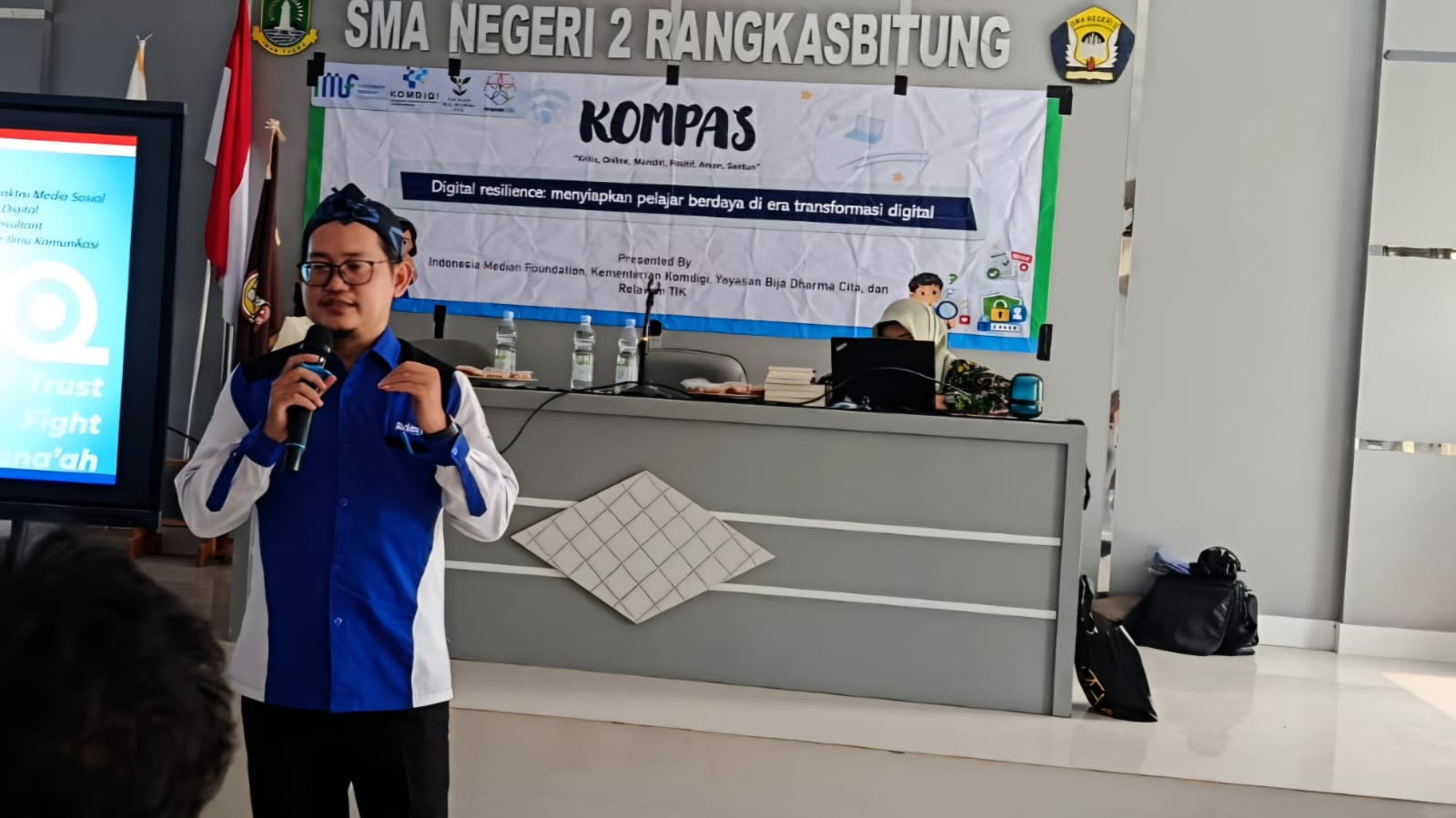Relawan TIK Banten dan Indonesia Median Foundation mengajak siswa SMAN 2 Rangkasbitung mengenali konten AI dan menggunakannya secara bijak.
