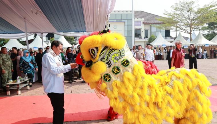 Festival Budaya Pakuhaji menampilkan pertunjukan kolosal dan UMKM lokal yang mendapat apresiasi dari Bupati Maesyal Rasyid.