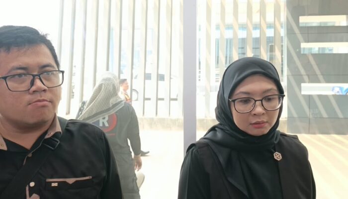 Kasus gangguan kesehatan di Serpong Lagoon terus bertambah. Warga membuka kemungkinan menempuh jalur hukum terhadap perusahaan.
