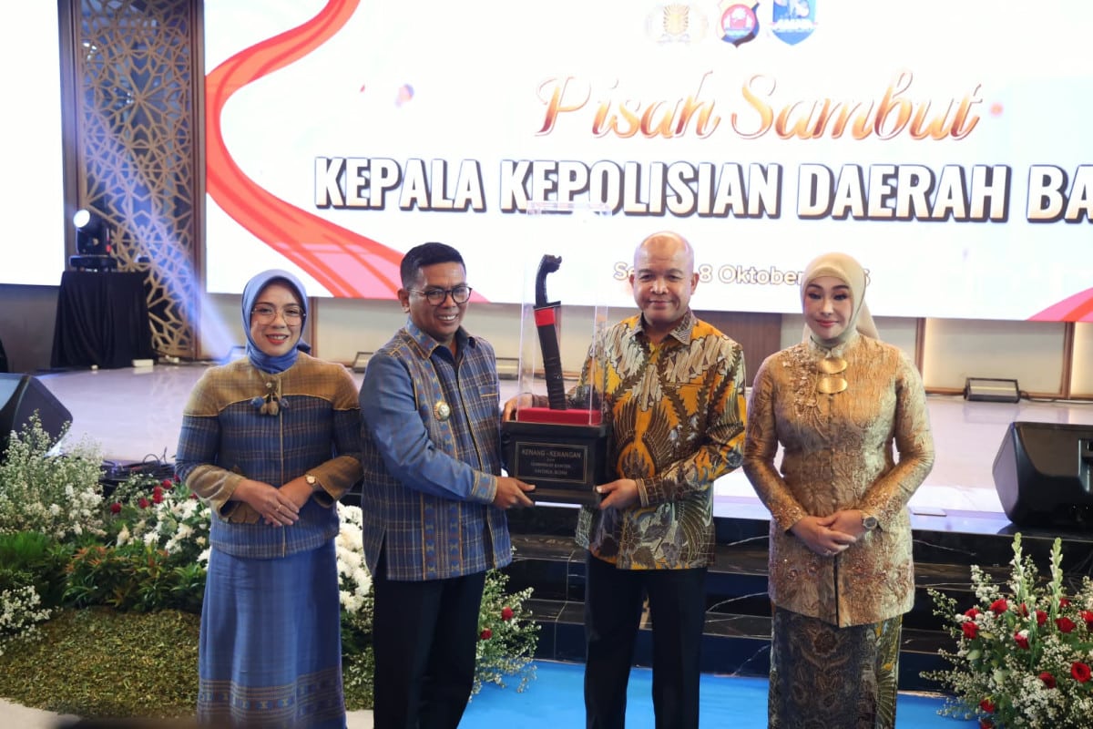 Andra Soni mengapresiasi pengabdian Irjen Pol. Hengki selama dua tahun empat bulan memimpin Polda Banten dalam acara pisah sambut.